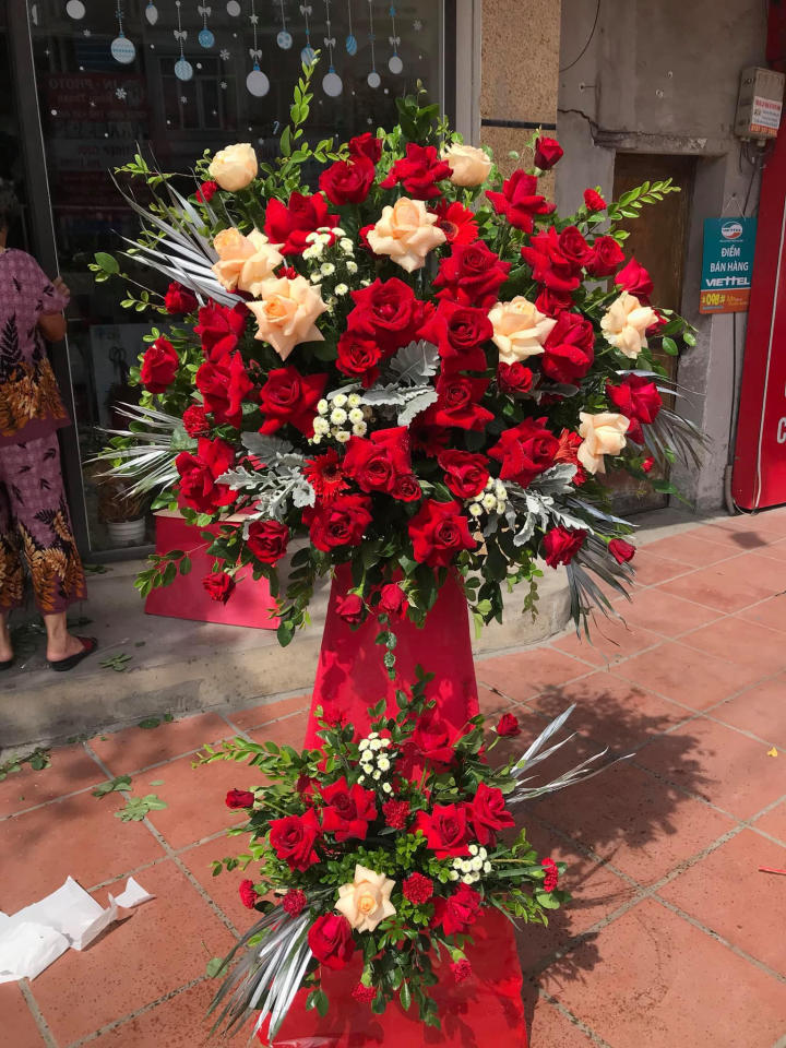 Kệ hoa hồng khai trương sang trọng tại shop hoa tươi huyện Trà Cú, tỉnh Trà Vinh 