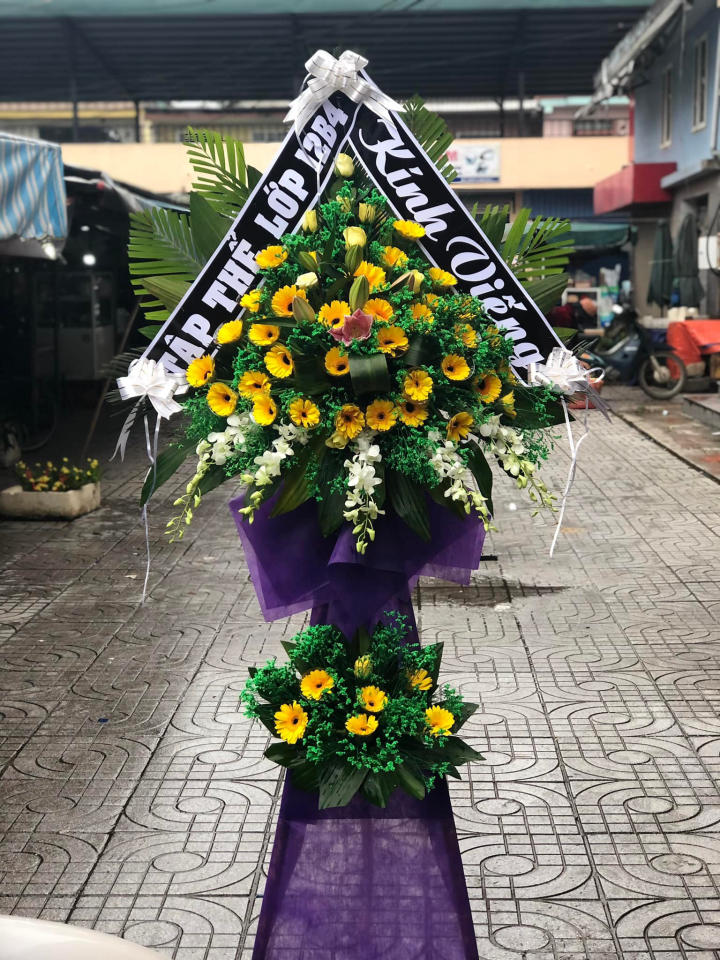 Vòng hoa viếng đám tang tại shop hoa tươi huyện Giồng Trôm, tỉnh Bến Tre