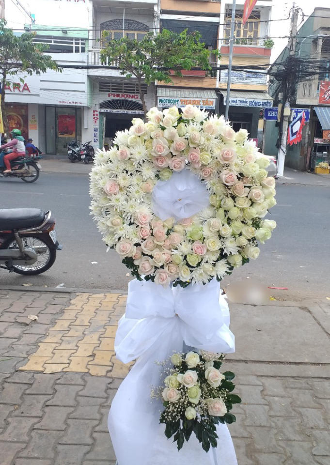 Lẵng hoa chia buồn tại shop hoa tươi huyện Tiểu Cần, tỉnh Trà Vinh
