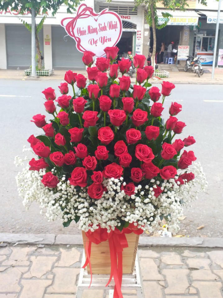 Giỏ hoa hồng sinh nhật tặng người thân yêu tại shop hoa tươi huyện Mỏ Cày Nam, tỉnh Bến Tre