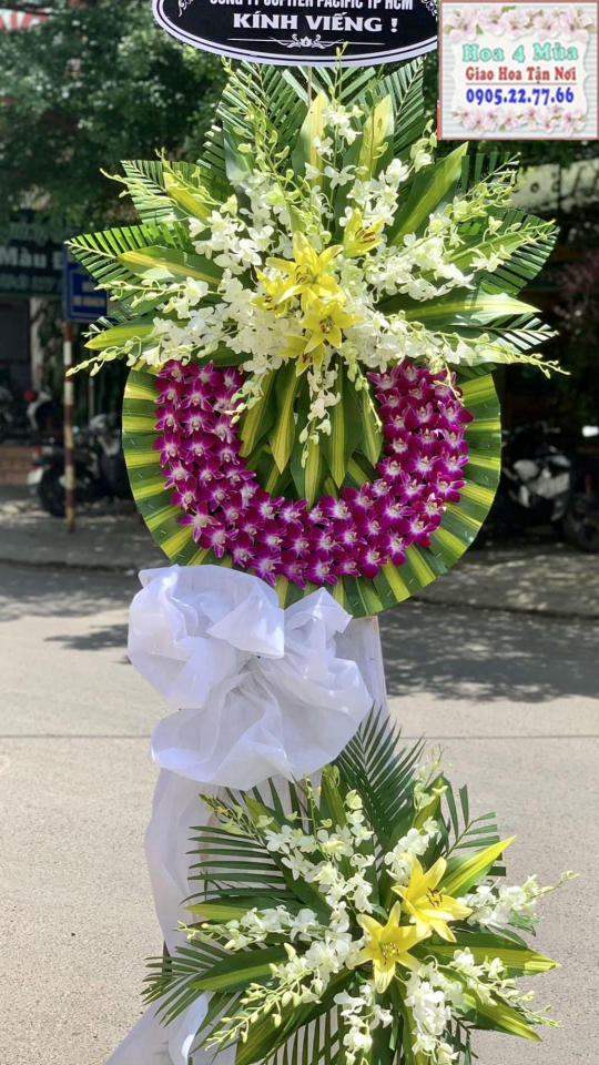 Mẫu hoa chia buồn phổ biến tại shop hoa tươi Long Biên, Hà Nội